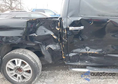 2017 Toyota Tundra 1794 5.7L V8 z USA, uszkodzony, nr VIN 5TFAW5F12HX653562